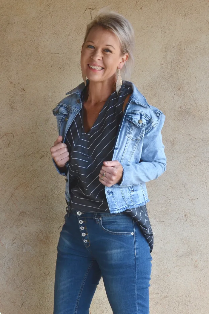 FRAYED CROPPED DENIM JACKET - LIGHT BLUE